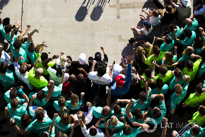 Race winner Lewis Hamilton, Mercedes AMG F1, Toto Wolff, Executive Director Mercedes AMG F1, Niki La