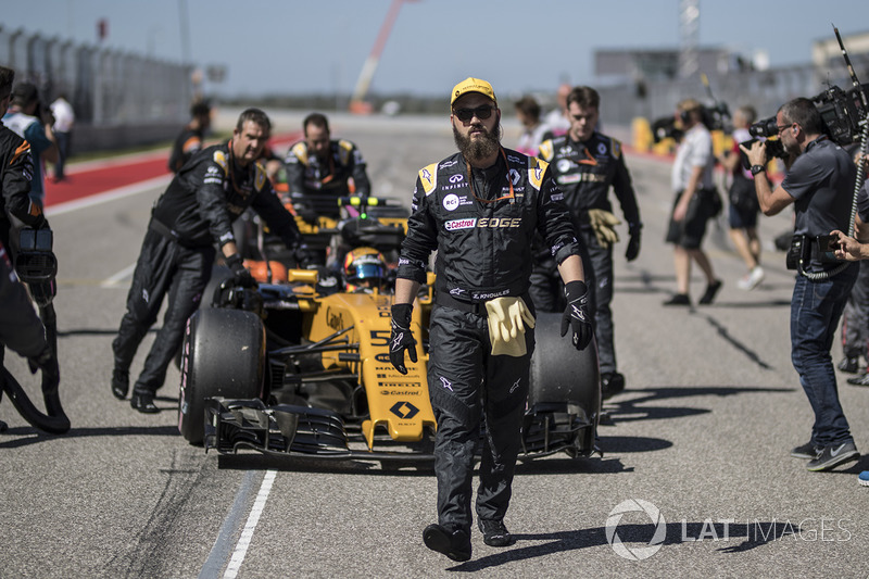 Carlos Sainz Jr., Renault Sport F1 Team RS17, mechanics