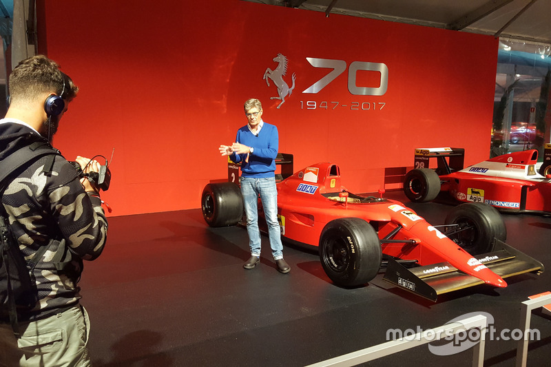 Guido Schittone viene filmato accanto a una monoposto Ferrari