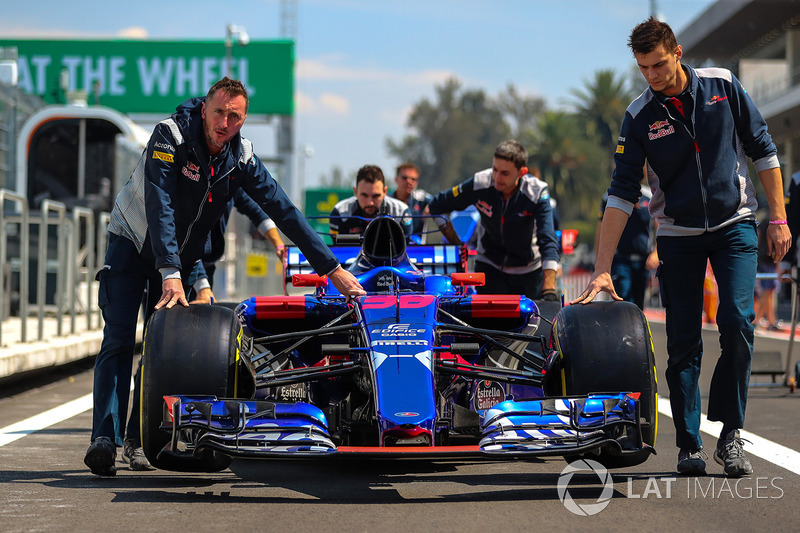 Mobil Brendon Hartley, Scuderia Toro Rosso STR12 didorong oleh mekanik