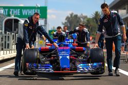 La monoposto di Brendon Hartley, Scuderia Toro Rosso STR12 viene spinta lungo la pitlane dai meccani