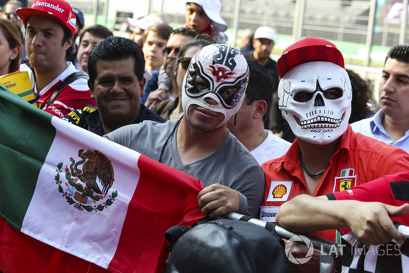 Fans en el pit lane para la firma de autógrafos