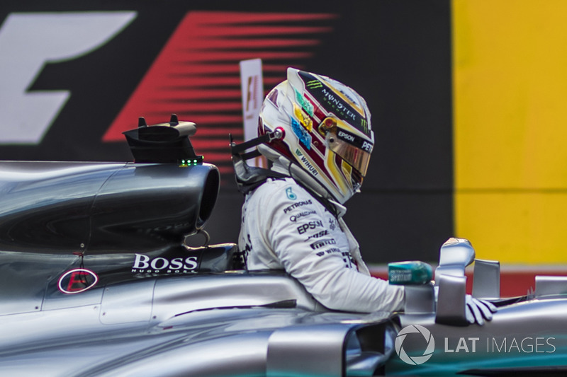 Ganador de la pole Lewis Hamilton, Mercedes-Benz F1 W08 en parc ferme