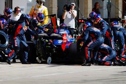 Brendon Hartley, Scuderia Toro Rosso STR12, pitstop