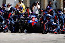 Brendon Hartley, Scuderia Toro Rosso STR12, pit stop action