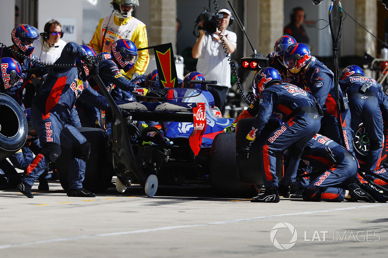 Brendon Hartley, Scuderia Toro Rosso STR12, pit stop