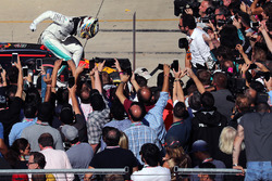 Il vincitore della gara Lewis Hamilton, Mercedes AMG F1 festeggia nel parco chiuso