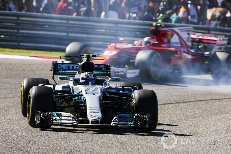 Valtteri Bottas, Mercedes AMG F1 W08, Kimi Raikkonen, Ferrari SF70H