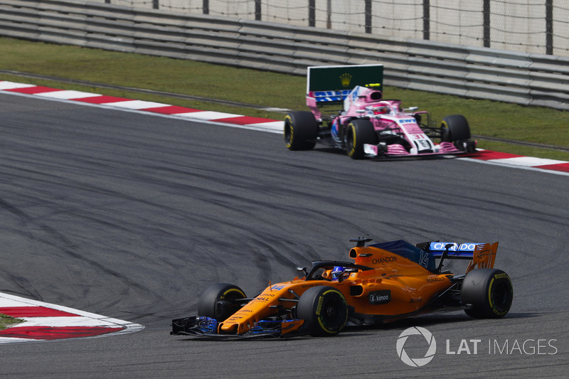 Fernando Alonso, McLaren MCL33 Renault, leads Esteban Ocon, Force India VJM11 Mercedes