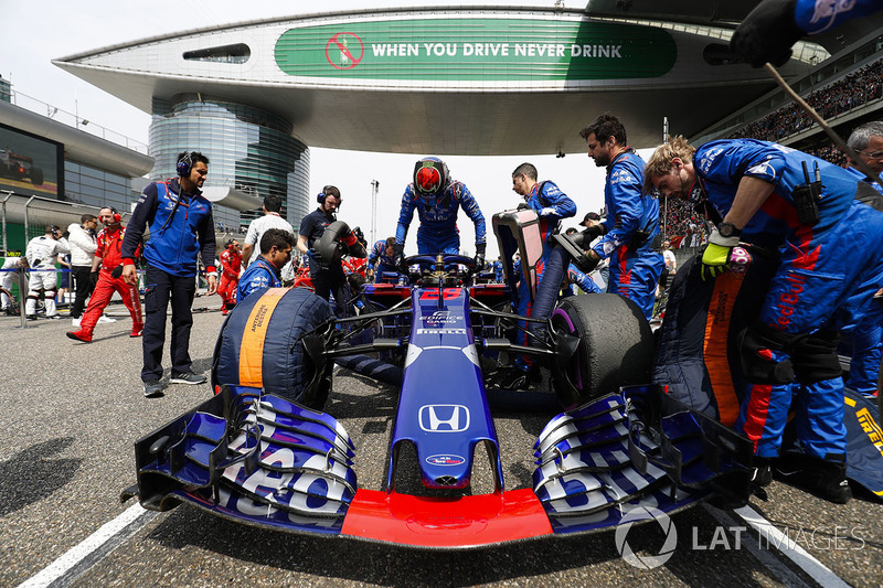 The Toro Rosso team prepare the car of Brendon Hartley, Toro Rosso STR13 Honda, on the grid