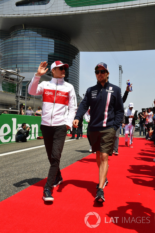 Marcus Ericsson, Sauber y Sergio Pérez, Force India  en el desfile de pilotos