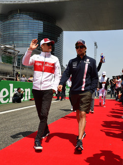 Marcus Ericsson, Sauber y Sergio Pérez, Force India en el desfile de pilotos