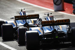 Carlos Sainz Jr., Renault Sport F1 Team RS17, Nico Hulkenberg, Renault Sport F1 Team RS17, queue in