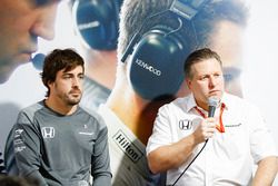 Fernando Alonso, McLaren, Zak Brown, Direktör, McLaren Technology Group, basın toplantısında