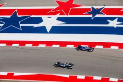 Lewis Hamilton, Mercedes AMG F1 W08, y Pascal Wehrlein, Sauber C36