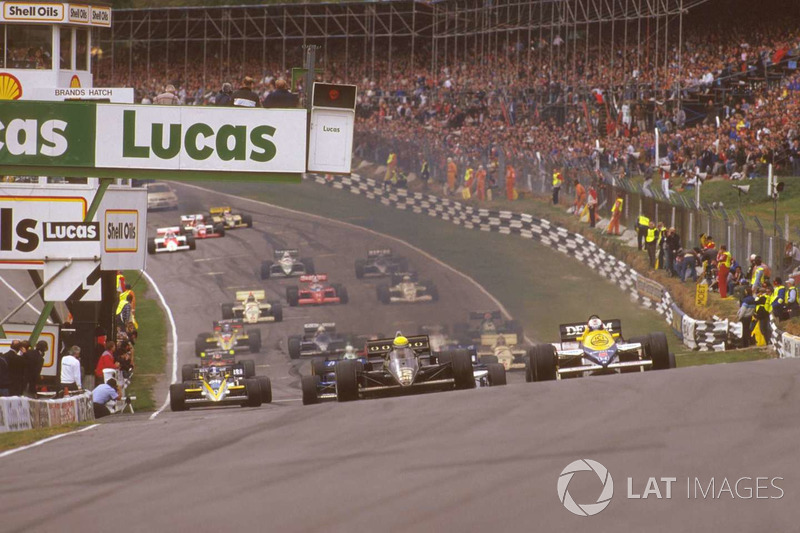 Ayrton Senna Lotus 97T Renault Sport F1 Team leads Nigel Mansell, Williams FW10 Honda on the climb upto Paddock Hill Bend at the start