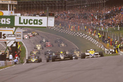 Ayrton Senna Lotus 97T Renault Sport F1 Team mène devant Nigel Mansell, Williams FW10 Honda au moment du départ