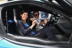 Alejandro Agag, CEO, Formula E, alla guida della BMW i8 Qualcomm Safety car, con Virginia Elena Raggi, Sindaca di Roma