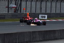 Esteban Ocon, Force India VJM11 en Sebastian Vettel, Ferrari SF71H