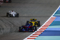 Brendon Hartley, Toro Rosso STR13 Honda, Carlos Sainz Jr., Renault Sport F1 Team R.S. 18, en Marcus
