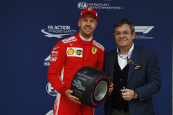 Sebastian Vettel, Ferrari, fête sa pole position en recevant le trophée de Pirelli