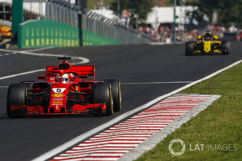 Sebastian Vettel, Ferrari SF71H, delante de Nico Hulkenberg, Renault Sport F1 Team R.S. 18