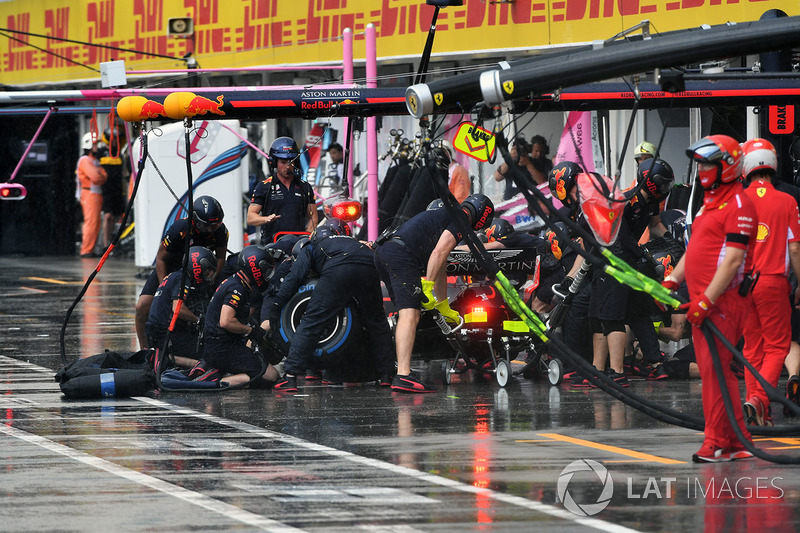 Max Verstappen, Red Bull Racing RB14 pit stop