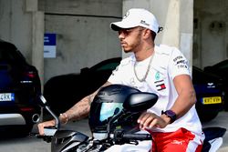 Lewis Hamilton, Mercedes-AMG F1, in sella alla sua MV Agusta