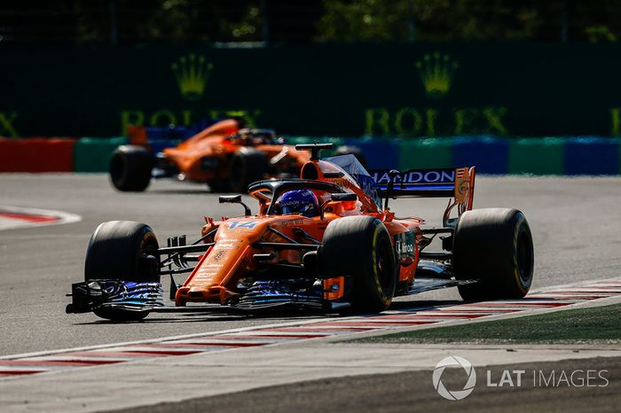 Fernando Alonso, McLaren MCL33, y Stoffel Vandoorne, McLaren MCL33
