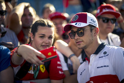 Charles Leclerc, Sauber fans selfie