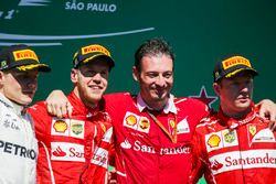 Le deuxième, Valtteri Bottas, Mercedes AMG F1, le vainqueur Sebastian Vettel, Ferrari, Giuseppe Vietina, directeur des opérations course, Ferrari, le troisième, Kimi Raikkonen, Ferrari, sur le podium