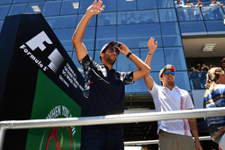 Daniel Ricciardo, Red Bull Racing y Sergio Pérez, Sahara Force India en el desfile de pilotos