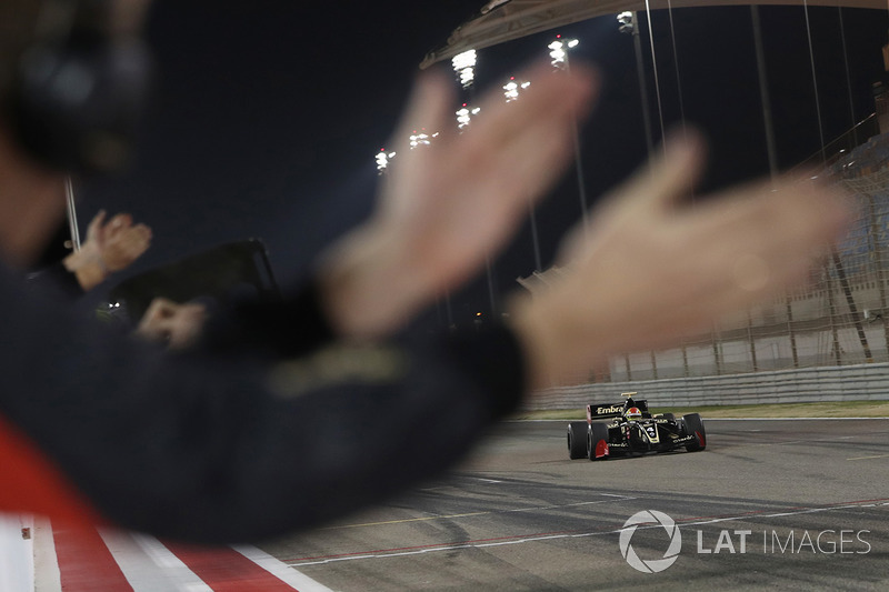 Le Champion 2017 Pietro Fittipaldi, Lotus franchit le drapeau à damier