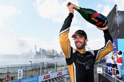 Jean-Eric Vergne, Techeetah, festeggia sul podio dopo la vittoria del campionato