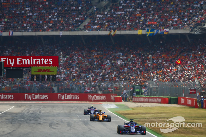 Brendon Hartley, Toro Rosso STR13 Stoffel Vandoorne, McLaren MCL33, y Pierre Gasly, Toro Rosso STR13