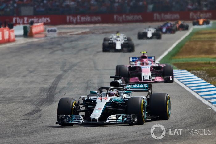Lewis Hamilton, Mercedes AMG F1 W09, delante de Esteban Ocon, Force India VJM11