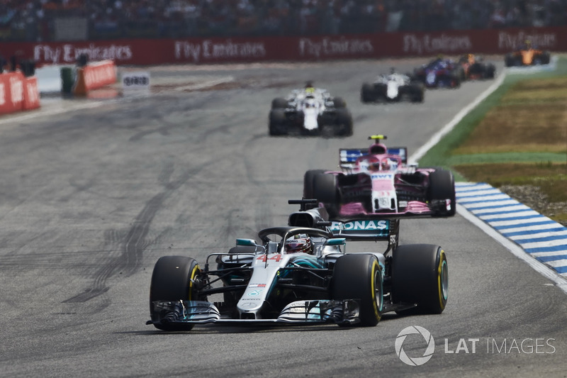 Lewis Hamilton, Mercedes AMG F1 W09, delante de Esteban Ocon, Force India VJM11