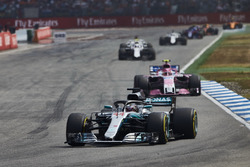 Lewis Hamilton, Mercedes AMG F1 W09, voor Esteban Ocon, Force India VJM11