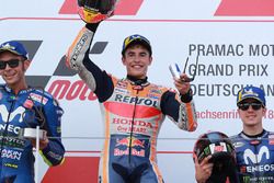 Il vincitore della gara Marc Marquez, Repsol Honda Team, il secondo classificato Valentino Rossi, Yamaha Factory Racing, il terzo classificato Maverick Viñales, Yamaha Factory Racing