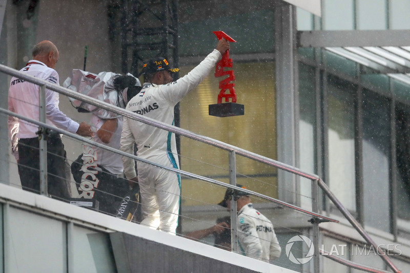 Lewis Hamilton, Mercedes AMG F1, merayakan kemenangan di podium