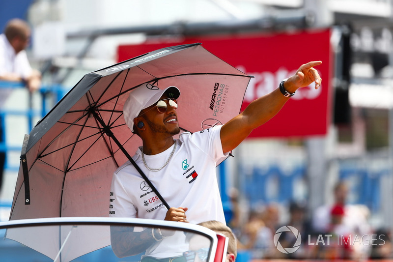 Lewis Hamilton, Mercedes AMG F1, mengikuti parade pembalap