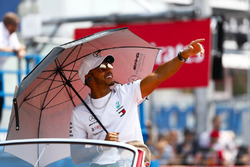 Lewis Hamilton, Mercedes AMG F1, nella drivers parade