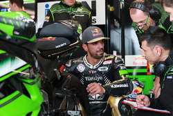 Kenan Sofuoglu, Kawasaki Puccetti Racing lastik değişikliği'ni inceliyor