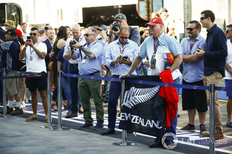 Un fan de Brendon Hartley, Toro Rosso, avec un drapeau dans les stands