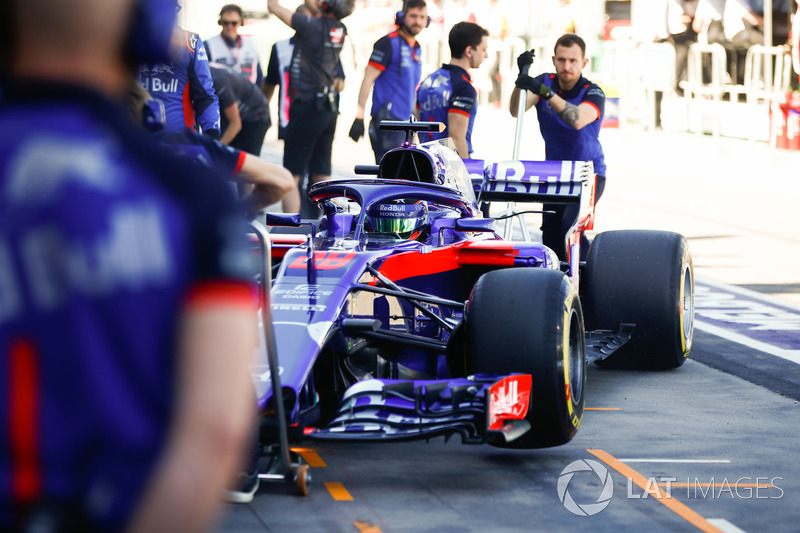 Brendon Hartley, Toro Rosso STR13 Honda, enters the pits