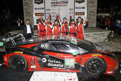 Podio GTD: i vincitori Madison Snow, Bryan Sellers, Corey Lewis, Paul Miller Racing