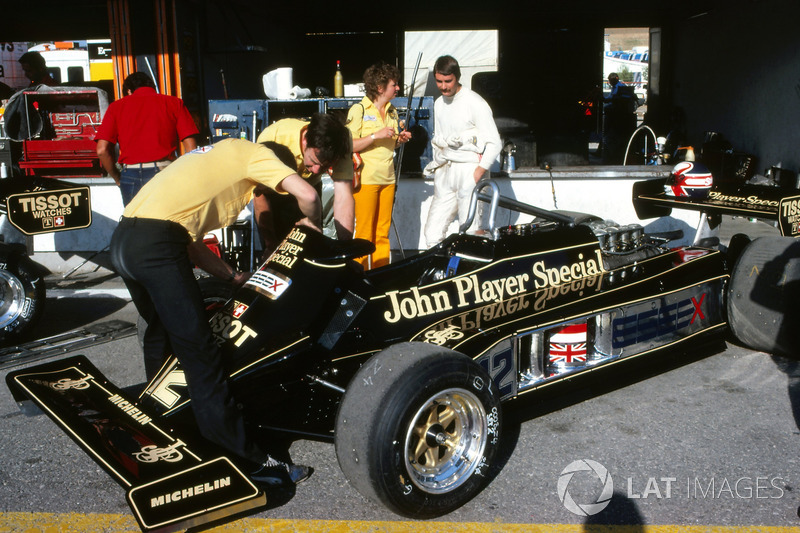 Nigel Mansell, habla con su mujer Roseanne Mansell, mientras los mecánicos trabajan en el Lotus 87