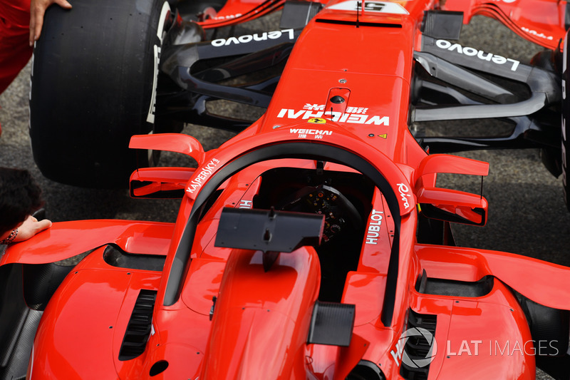 A Ferrari SF71H, és a Halóra szerelt visszapillantó Barcelonából