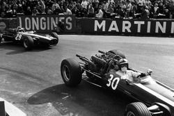 Pedro Rodriguez, Cooper T81-Maserati, devant Jochen Rindt, Cooper T81B-Maserati