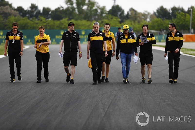 Carlos Sainz Jr., Renault Sport F1 Team, recorre el circuito con sus colegas